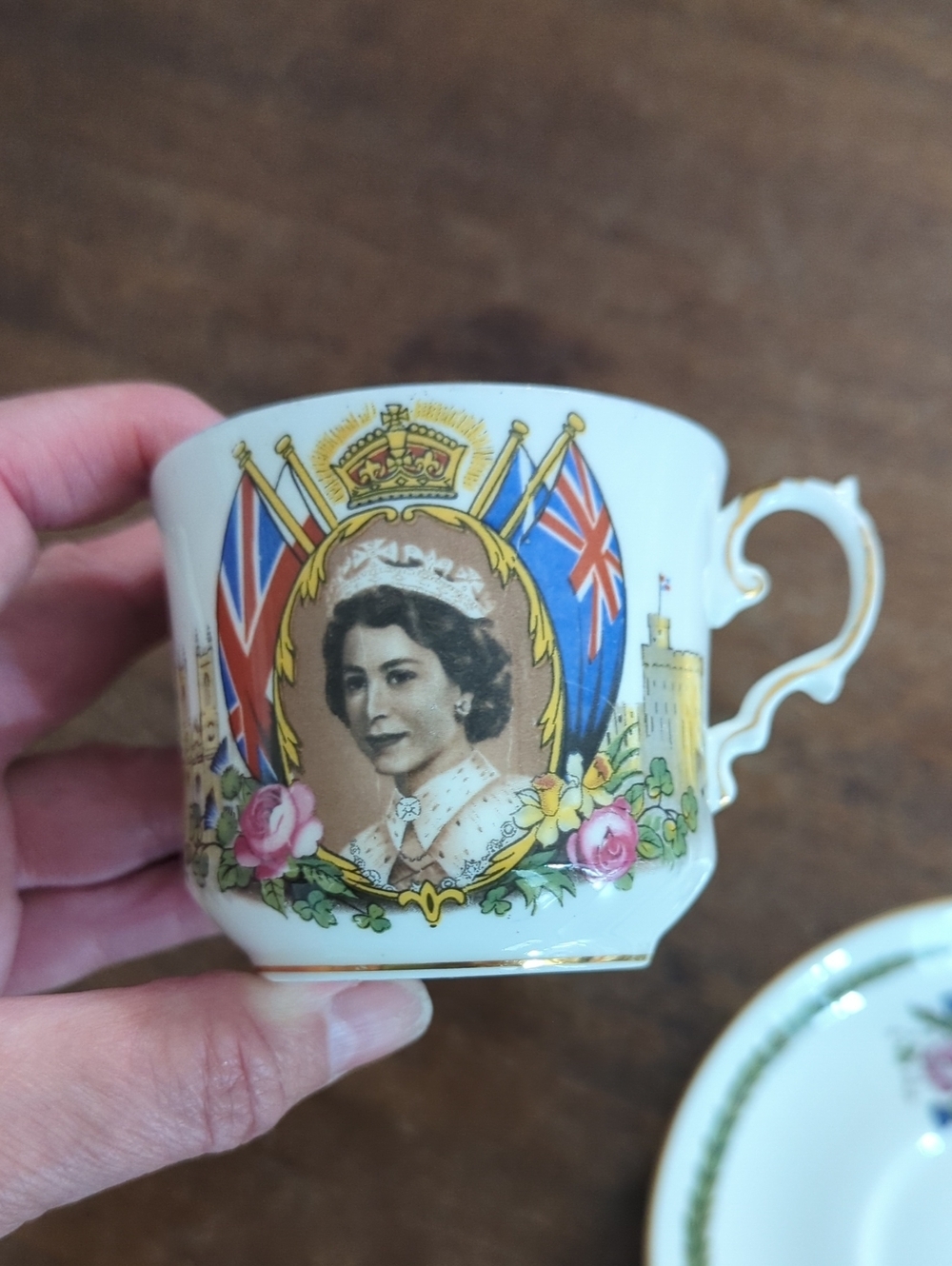 Queen Elizabeth Coronation Tea Cup And Saucer, Mint Condition - Picture 5 of 7